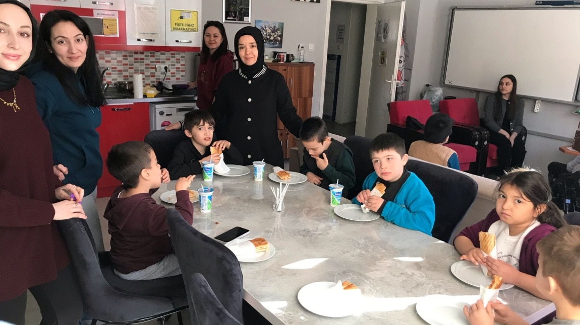 Okulumuzdan Sıcak Bir Dokunuş: Çorba ve Tost Günleri Başladı!